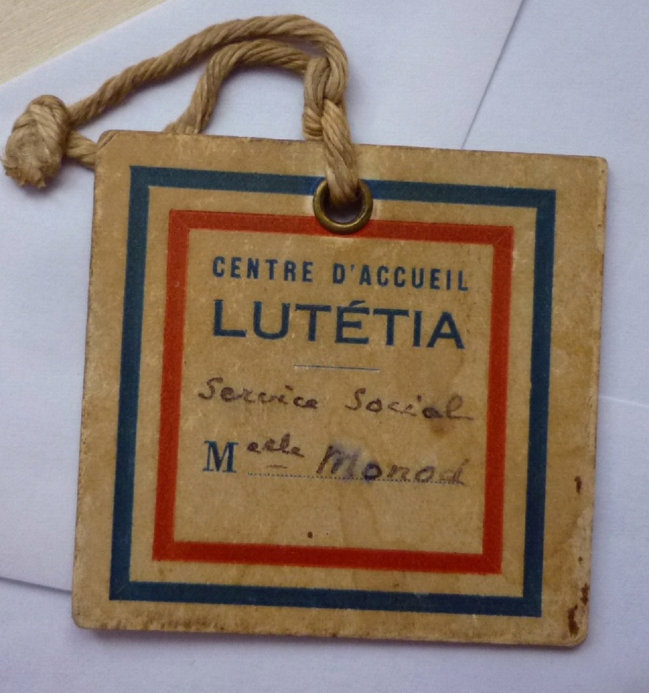 Badge du Lutétia pour l'accueil des réfugiés