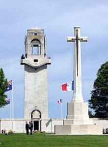 Photo au centre du cimetière croix et monument mémoriel