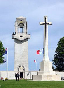 Photo au centre du cimetière croix et monument mémoriel