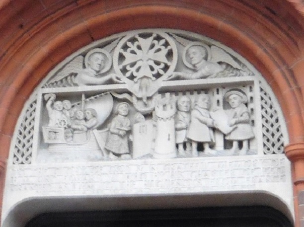 Tympan de l'entrée de l'eglise huguenote de Soho Square à Londres