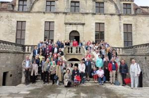 photo des participants devant le château de Duras