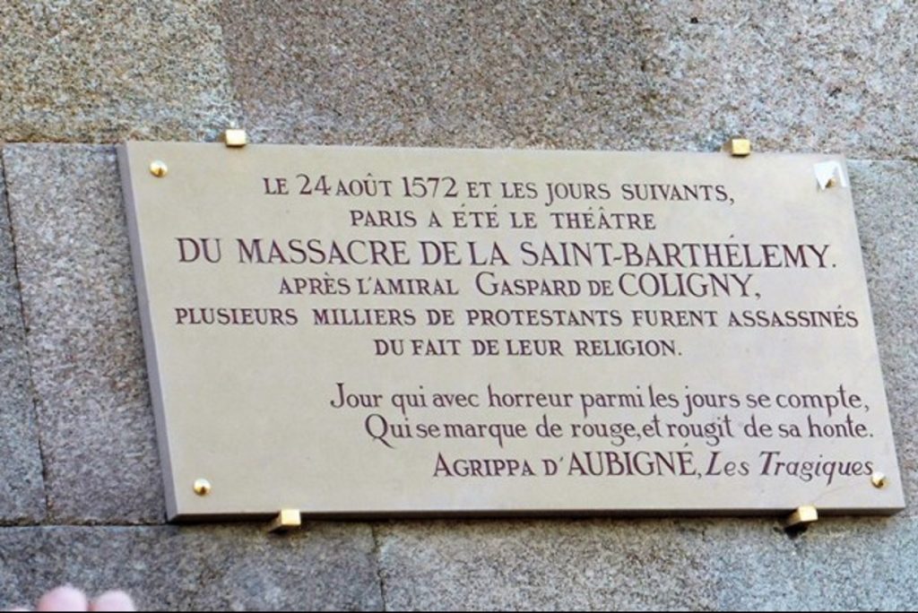 a côté de la plaque 13 lettres